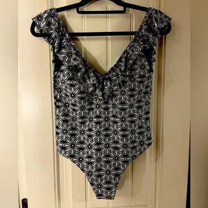 Watercolors by Kenny Flowers B&W Floral Ruffle One Piece Swimsuit, size M/L